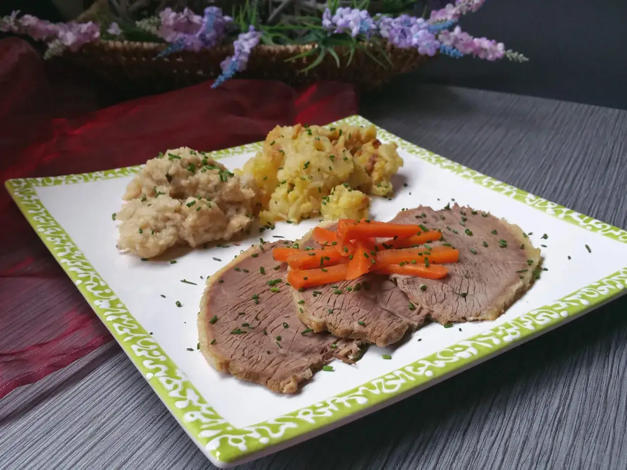 Tafelspitz mit Apfelkren, Kartoffelgratin und Karottenstreifen. Perfekte Beilagen, die zeigen, welche Beilage zu Tafelspitz passt.