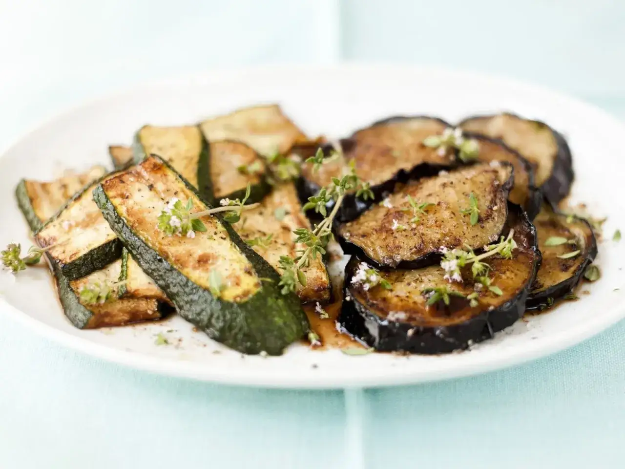 Gebratene Zucchini- und Auberginenscheiben, garniert mit frischen Kr&auml;utern, eine k&ouml;stliche zucchini pfanne.