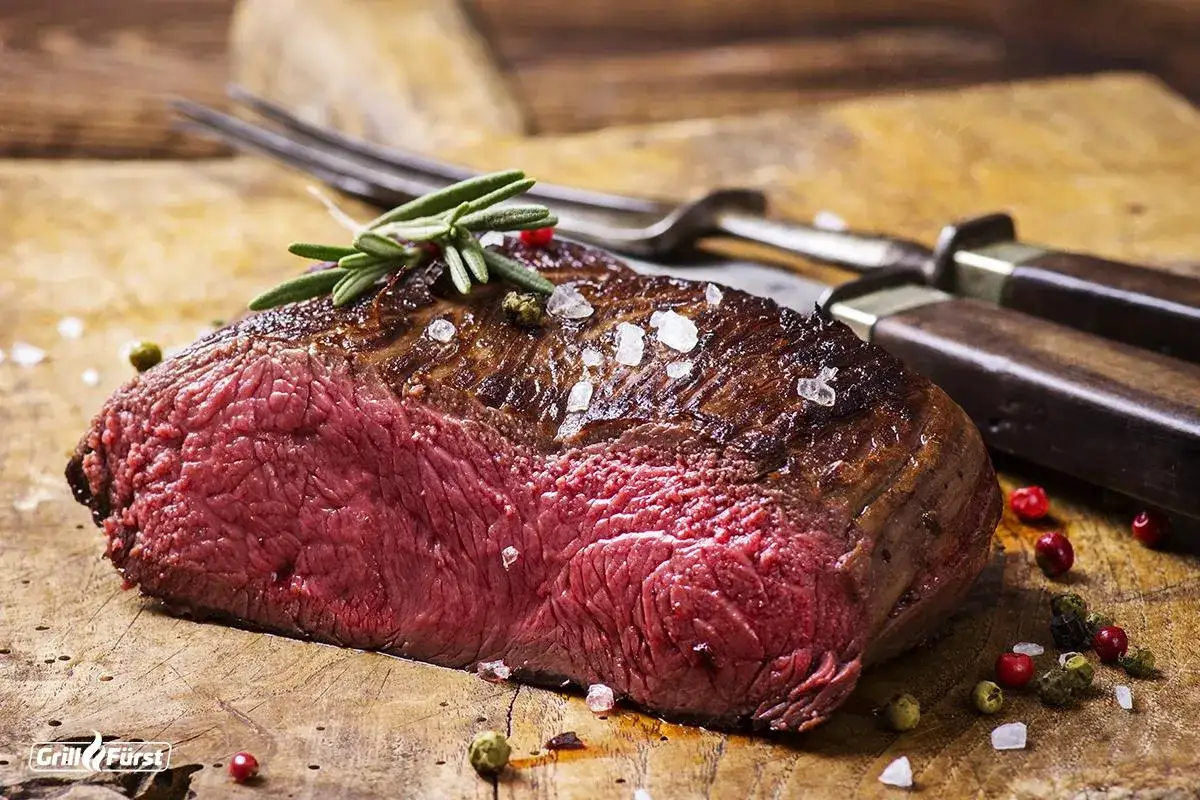 Perfekt gegrilltes Hirschsteak mit Rosmarin und grobem Salz. So gelingt das Hirschsteak richtig braten.