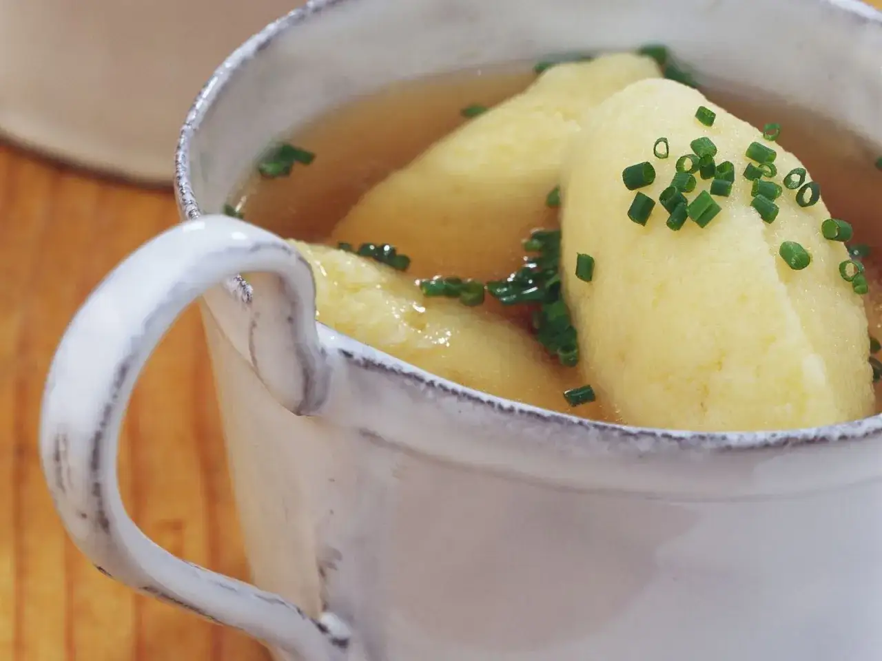 Herzhafte Grie&szlig;kn&ouml;del in klarer Br&uuml;he, garniert mit Schnittlauch. Perfekt, wenn die Grie&szlig;kn&ouml;del nicht weich werden sollen.