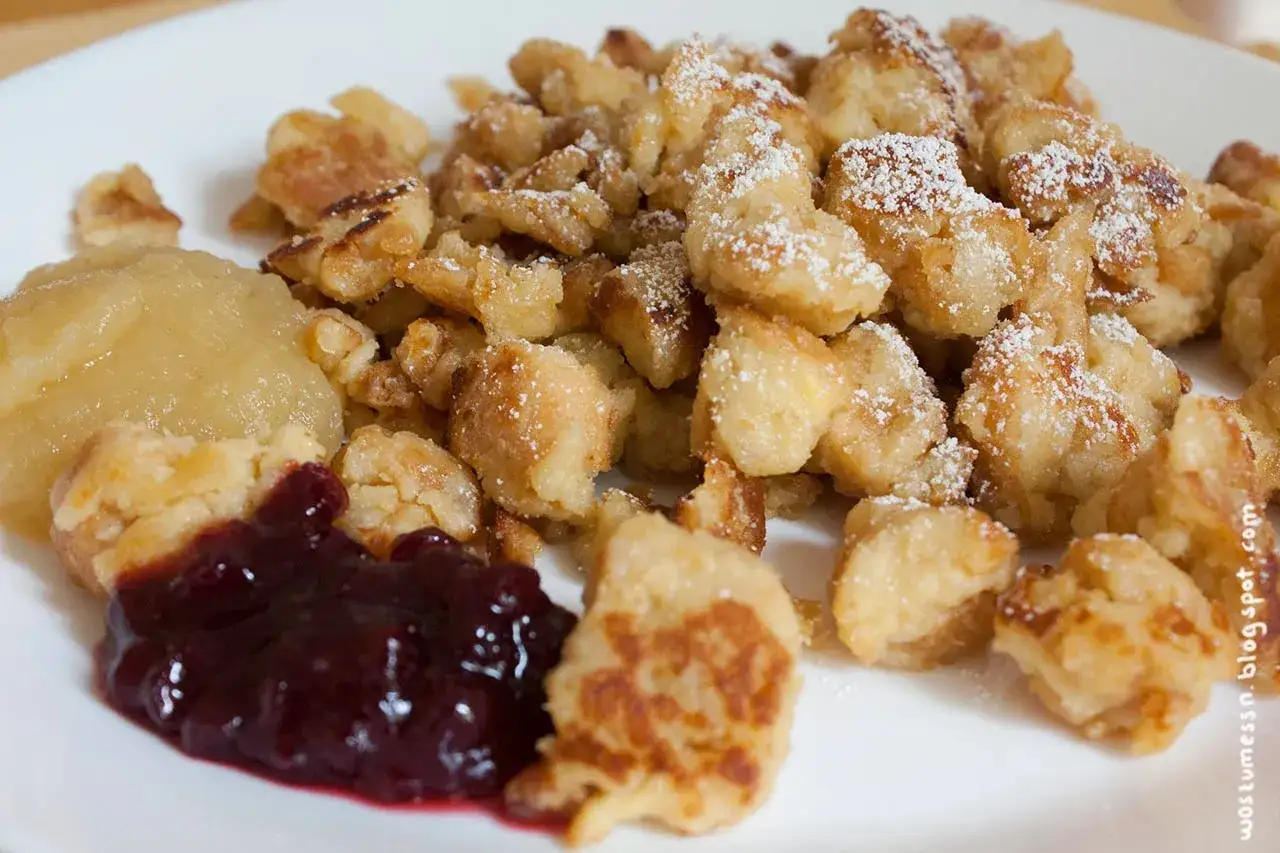 Omas Semmelschmarrn, fluffig und goldbraun, mit Apfelmus und Preiselbeeren. Ein s&uuml;&szlig;er Genuss nach Omas Rezept.