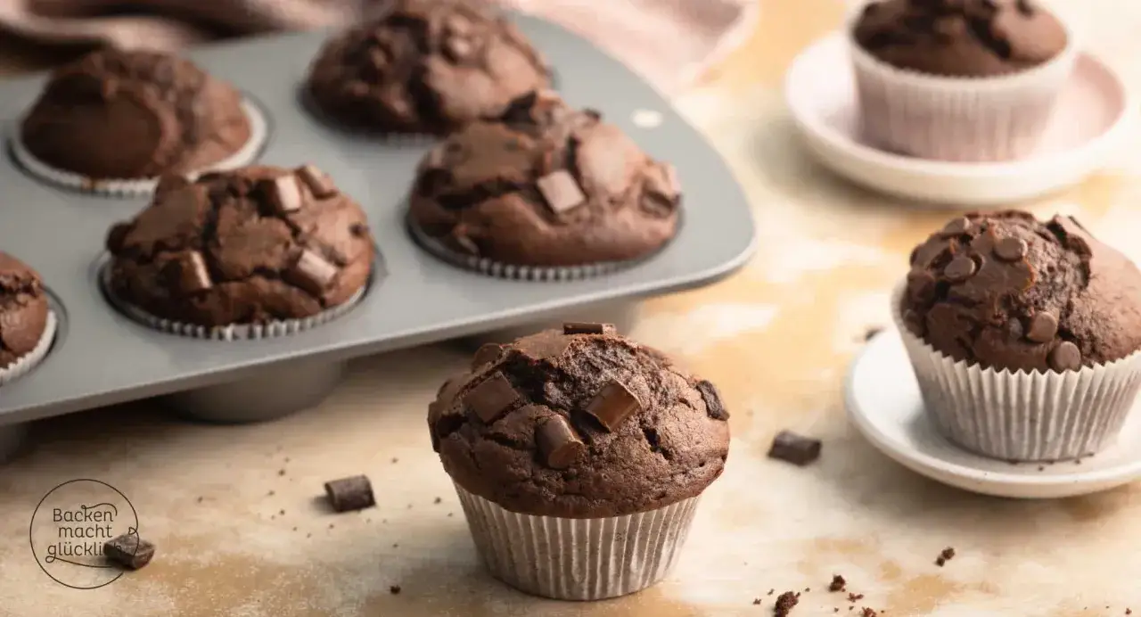 Saftige Muffins mit Schokotropfen, frisch aus der Form. Ein Genuss für jeden Schokoladenliebhaber!