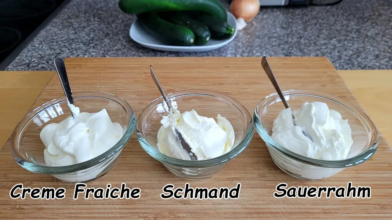 Drei Sch&uuml;sseln mit cremigem Frischk&auml;se: Cr&egrave;me Fra&icirc;che, Schmand und Sauerrahm. Perfekt f&uuml;r jeden Koch!