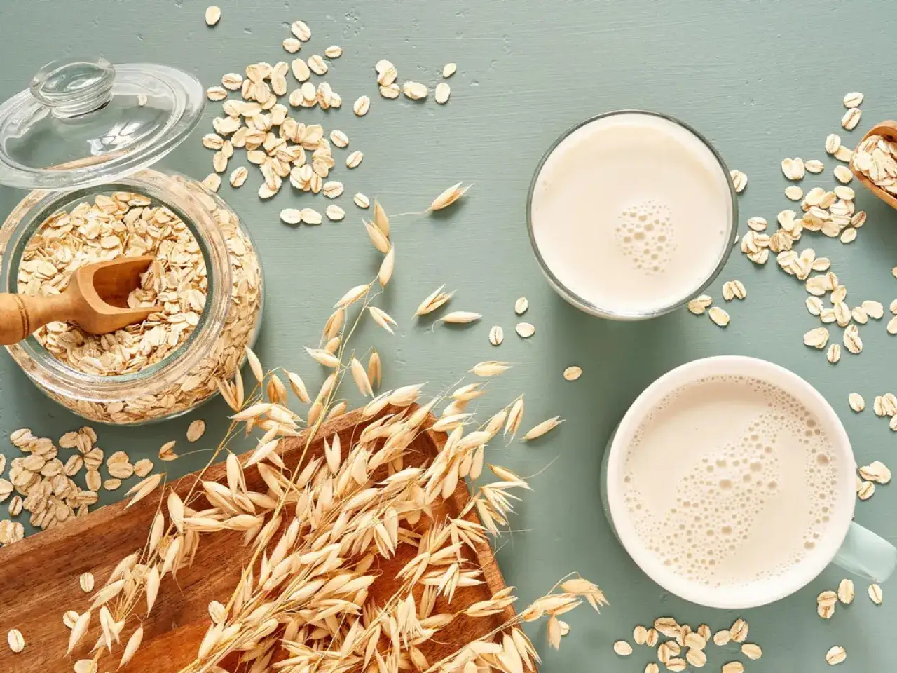 Haferflocken, Hafer&auml;hren und zwei Gl&auml;ser Hafermilch. Man fragt sich, kann Hafermilch schlecht werden?