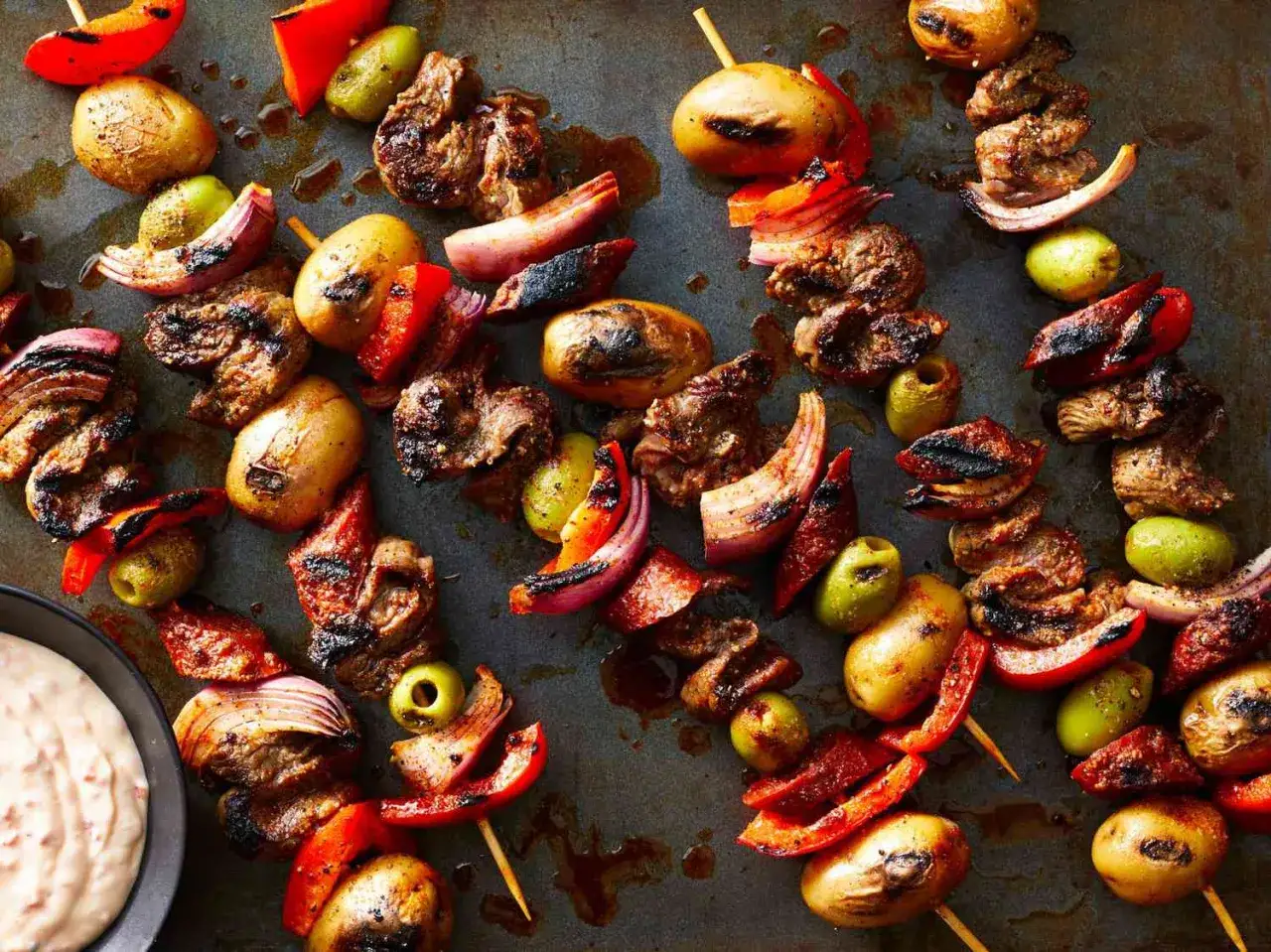 Fleischspie&szlig;e mit Kartoffeln, Paprika und Zwiebeln &ndash; perfekte Grill Rezepte f&uuml;r den Sommer. Dazu eine cremige Dip-Schale.