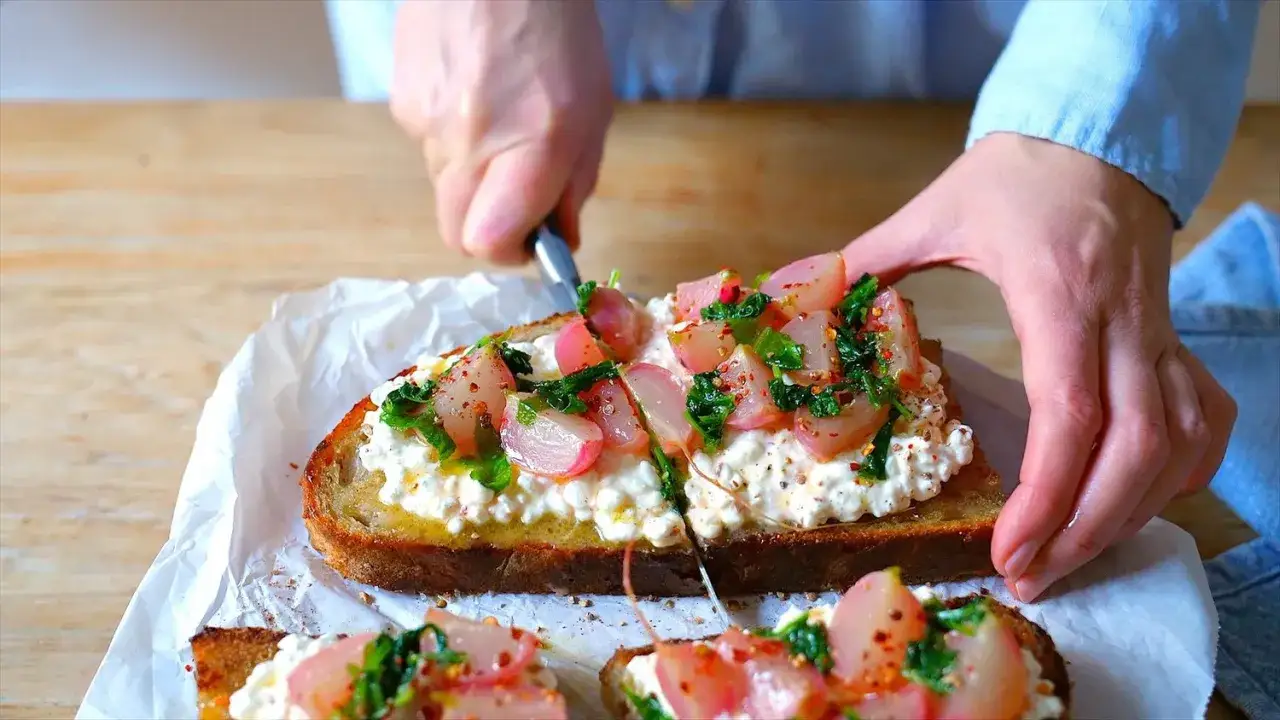 Schnittbrot mit Frischk&auml;se und Radieschenst&uuml;cken, gew&uuml;rzt mit Kr&auml;utern und Chili. Ein k&ouml;stlicher Snack, der Lust auf mehr macht.
