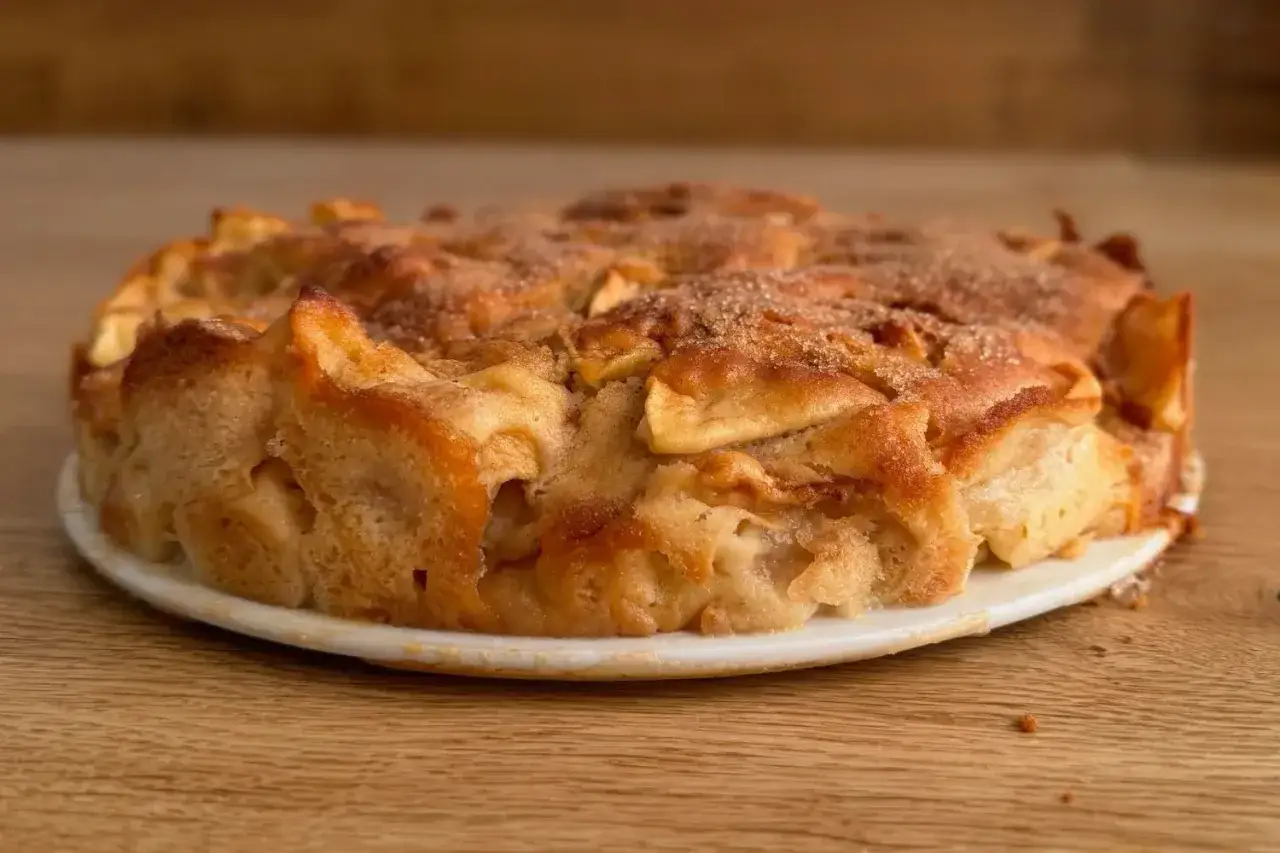 Apfelkuchen mit Zimt und Zucker, der Kuchen wird zu dunkel, aber die &Auml;pfel sind noch saftig.