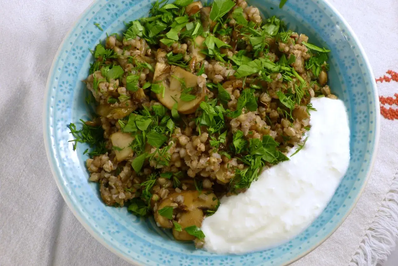 Herzhaftes Buchweizen mit Pilzen und frischen Kr&auml;utern, serviert mit einem Klecks Joghurt. Ein k&ouml;stliches Buchweizen als Beilage.