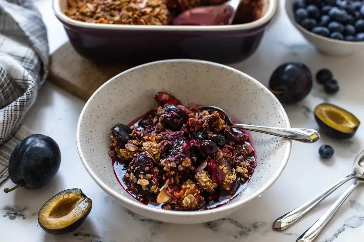 Ein k&ouml;stlicher Zwetschgen Crumble gesund, mit saftigen Fr&uuml;chten und knuspriger Haferflocken-Streusel-Decke. Perfekt f&uuml;r jeden Anlass.