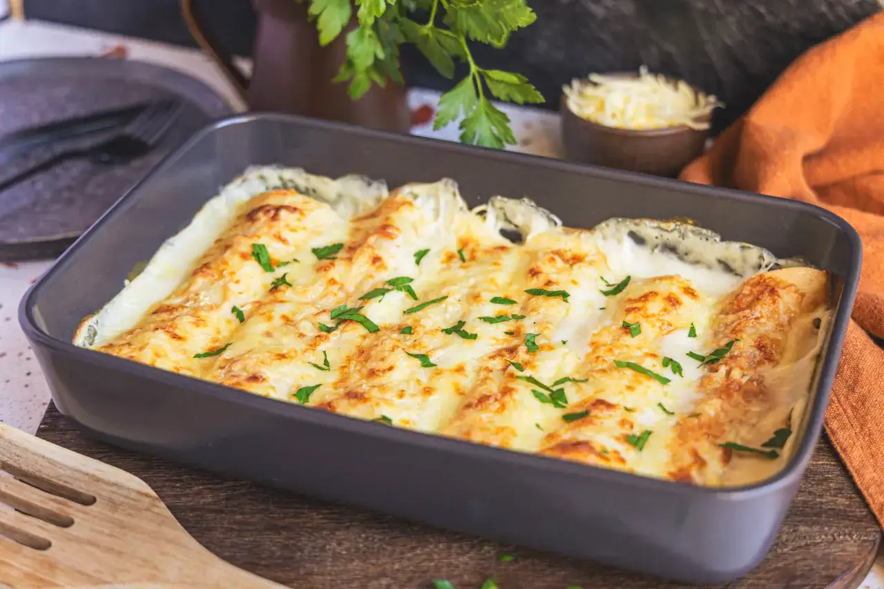 &Uuml;berbackene Pfannkuchen im Auflaufform, goldbraun und mit Petersilie garniert. Ein k&ouml;stliches Pfannkuchen Rezept f&uuml;r Genie&szlig;er.