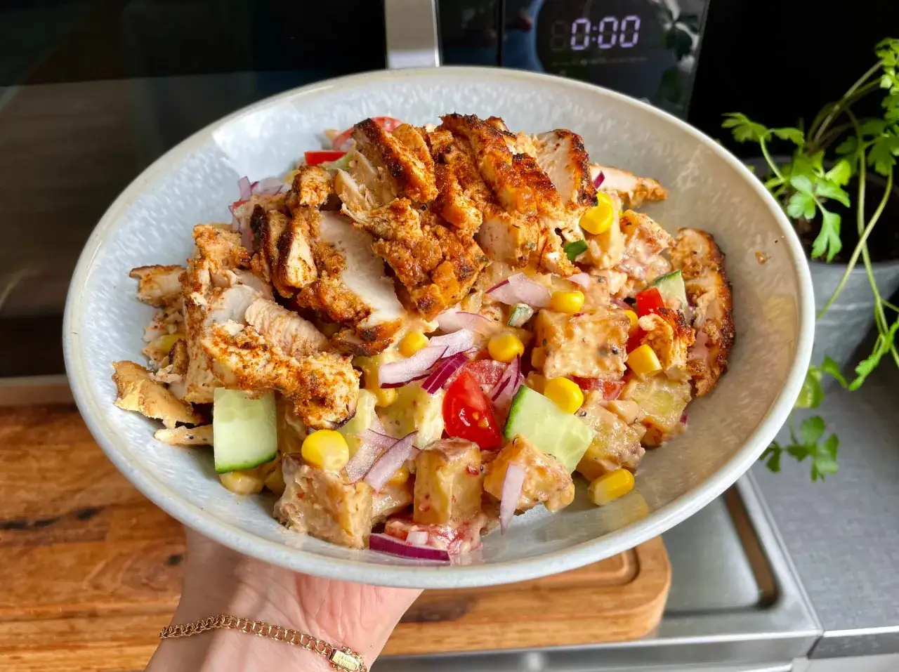 Schmackhaftes H&auml;hnchen-Kebab-Rezept mit Kartoffeln, Mais, Gurken, Tomaten und roten Zwiebeln in cremiger Sauce.