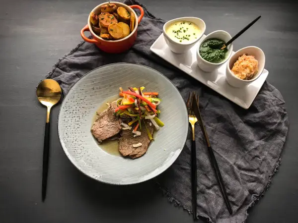 Tafelspitz mit verschiedenen Beilagen: Bratkartoffeln, grüne Soße, Apfelkren und Gemüse. Perfekt als welche Beilage zu Tafelspitz.
