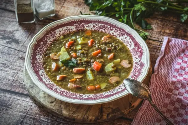 Herzhafte Linsensuppe mit Würstchen und Gemüse, ein Klassiker unter den Linsen Rezepten, serviert in einer schönen Schüssel.