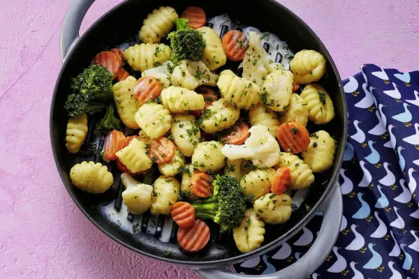 Gnocchi mit Brokkoli, Karotten und Blumenkohl in cremiger Sauce, ein einfaches Gericht, das zu den besten Gnocchi Rezepten zählt.
