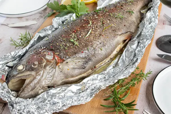 Saftige Lachsforelle im Backofen, mit Kräutern und Gewürzen verfeinert, bereit zum Servieren.
