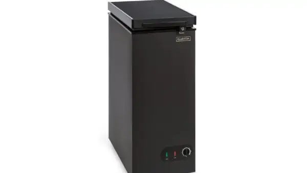 Schwarzer Klarstein Gefrierschrank mit Drehregler zur Einstellung der gefrierschrank temperatur.