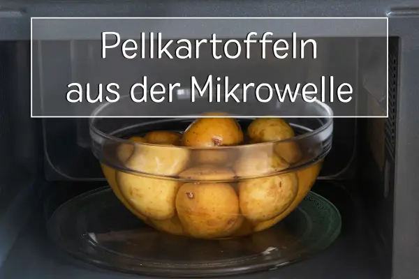 Pellkartoffeln in einer Glasschüssel in der Mikrowelle, bereit für eine schnelle Zubereitung.